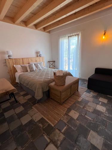 sypialnia z łóżkiem, oknem i kanapą w obiekcie Ca di Timo B&B w mieście Salionze
