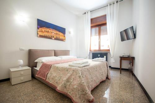 a bedroom with a bed and a window at Residenza Bra Apartment in Verona