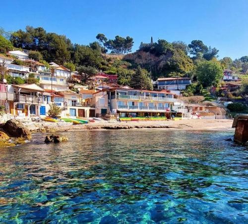 uma vista para uma praia com casas e a água em Un,Deux,Trois...Soleil em Le Pradet