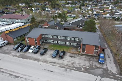 een luchtzicht op een gebouw met auto's geparkeerd op een parkeerplaats bij Namsen Hotell in Namsos