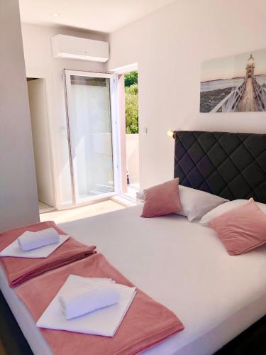 Кровать или кровати в номере Hotel B&B CHAMBERLAIN