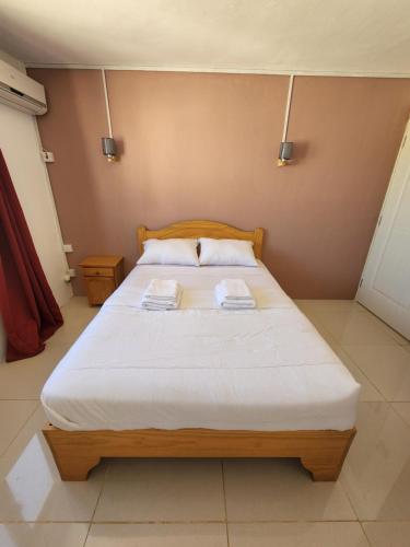 Una cama o camas en una habitación de Sunsetview Beach Apartment
