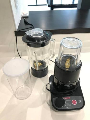 a blender sitting on top of a counter at 大型貸切別荘 HOUSE ASA 最大22名 サウナ BBQ ホームカラオケ 焚き火 from九十九里海岸歩7分 in Kujukuri