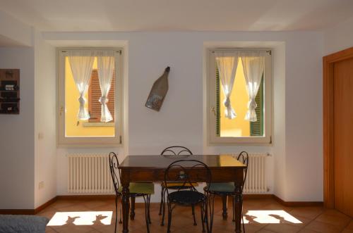 een eetkamer met een houten tafel en stoelen bij Da Sid in Tremezzo