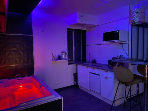 Η κουζίνα ή μικρή κουζίνα στο Privilège Spa, jacuzzi & Sauna