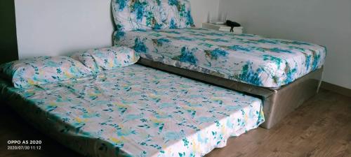 ein Bett und ein Futon in einem Zimmer in der Unterkunft Anya and Carl's Comfy in Mactan
