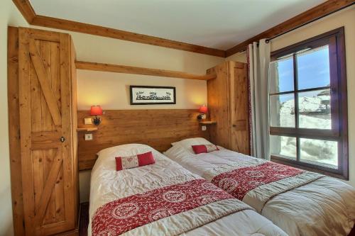 Ένα ή περισσότερα κρεβάτια σε δωμάτιο στο ARC 1950 - Suite de Prestige - Cheminée intérieur