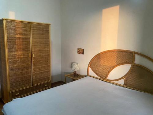 מיטה או מיטות בחדר ב-ALL'INTERNO DEL MARELUNA VILLAGE ora anche spa