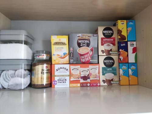 una estantería con cereales y otros alimentos en My room en Edimburgo