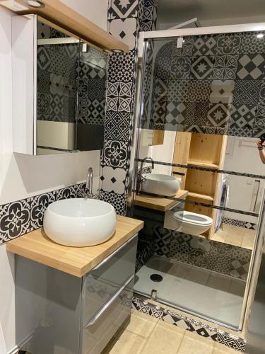 une salle de bain avec deux lavabos et un miroir dans l'établissement Bas de chalet au pied des pistes Cambre d'aze, à Saint-Pierre-dels-Forcats