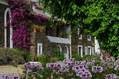 a building with flowers in front of it at Herdade da Lampreia in Gavião