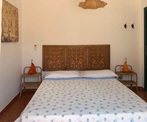 un letto con testiera in legno in una camera da letto di TROPEA BIANCA a Tropea