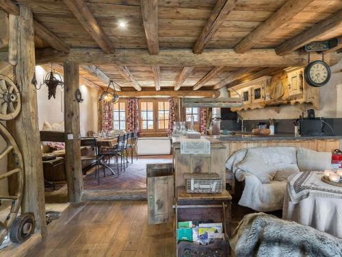 Il dispose d'une cuisine et d'un salon avec des plafonds en bois. dans l'établissement Chalet 6 chambres avec jacuzzi et sauna, proche télécabine et navette gratuite, Méribel Raffort - FR-1-566-8, à Les Allues
