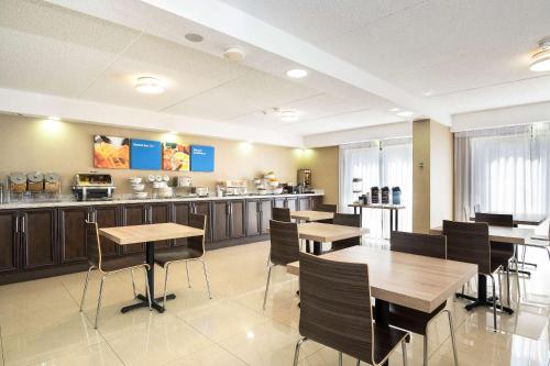 En restaurant eller et andet spisested på Comfort Inn Lakeshore