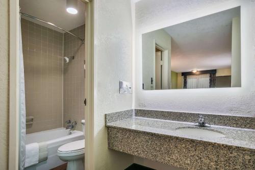 Bilik mandi di Quality Inn & Suites Mount Chalet