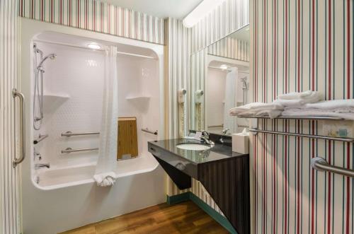 Un baño de MainStay Suites Airport