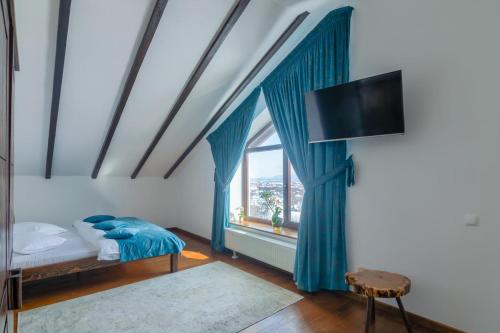 Transylvanian Inn tesisinde bir odada yatak veya yataklar