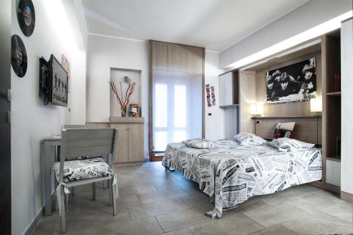1 dormitorio con 1 cama y 1 silla en B&B Al Centro Storico, en Barletta