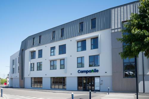 een kantoorgebouw met een kampvuurgebouw bij Campanile Saint Brieuc - Centre Gare in Saint-Brieuc