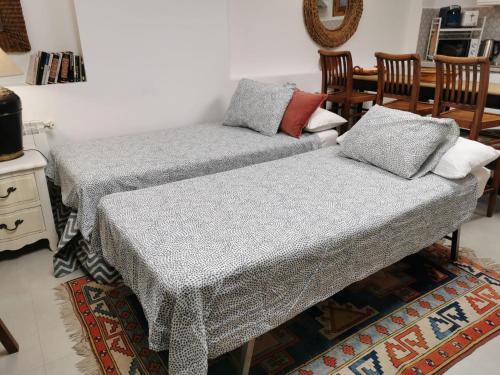 uma sala de estar com duas camas e uma mesa em Loft in Beautiful 19th Century House em Madri