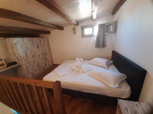 MérichasにあるLAREROOMS 2の小さなベッドルーム(白いシーツと窓付)