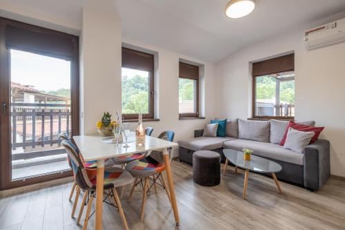 uma sala de estar com um sofá e uma mesa em Tarnovgrad Apartments - Free parking em Veliko Tŭrnovo