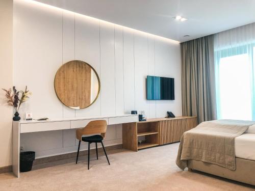 Un pat sau paturi într-o cameră la Hotel & Restauracja Nad Sandelą