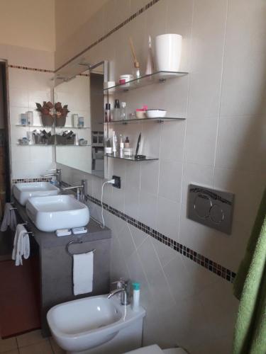 y baño con 2 lavabos, aseo y espejo. en Casa Zen by Mary, en Rivoli