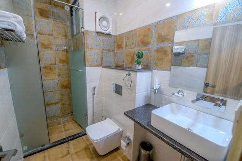 een badkamer met een wastafel en een toilet bij Gems Suites-A Boutique Stay in Jaipur