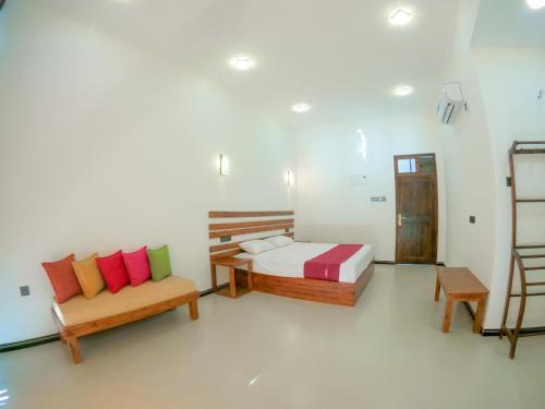 En eller flere senger på et rom på Hotel Anaulundawa