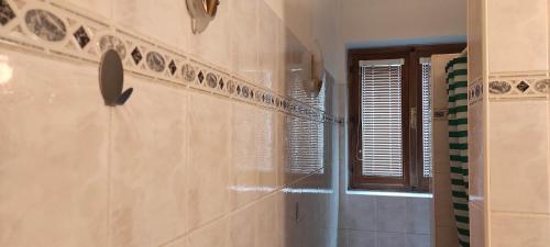 baño con ventana y pared de azulejos en Apartment Kate - Old Town en Bratislava