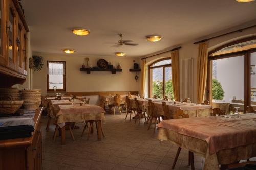 A restaurant or other place to eat at Agriturismo la campagnola