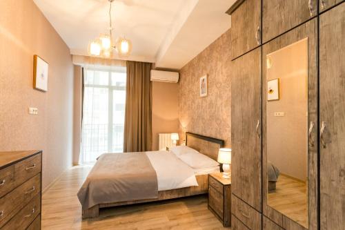 - une chambre avec un lit et une grande fenêtre dans l'établissement Comfy Home ll, à Tbilissi