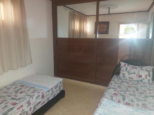 納祖爾的住宿－Apartment Nador Rif，一间卧室配有两张床和一个大衣柜