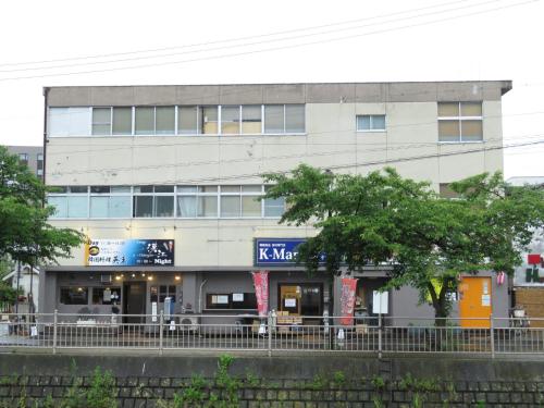 a building in the middle of a street at Minshuku Urbanly in Matsumoto
