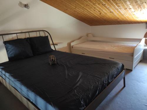 une chambre avec un lit avec un sac à main dessus dans l'établissement A l'abordage, appartement 2 pièces plage de Nauzan, à Vaux-sur-Mer