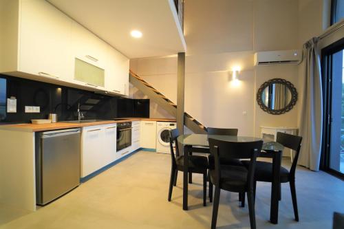 Una cocina o cocineta en Moonlight Suites
