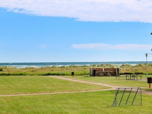 Øster Hurupにある6 person holiday home in Hadsundの海を背景にする公園内の目標