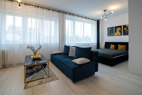 a living room with a couch and a bed at Glamour Apartment - w samym sercu miasta, nieopodal rynku in Katowice