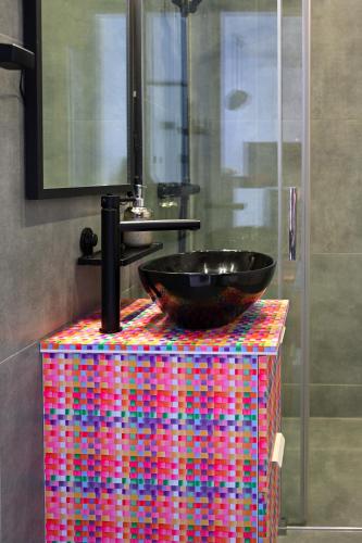 a bathroom with a sink on top of a colorful table at Glamour Apartment - w sercu miasta obok rynku, klimatyzacja, możliwy parking gratis in Katowice