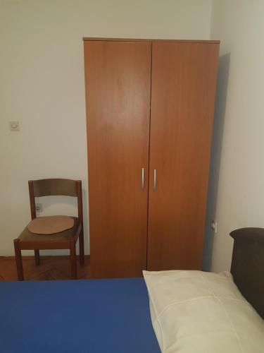 Ένα ή περισσότερα κρεβάτια σε δωμάτιο στο Sobe i apartmani Marović