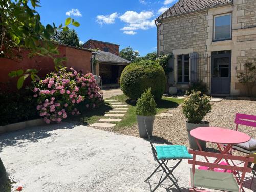 Zahrada ubytování La Petite maison de Céline & Frédéric avec piscine à Préhy