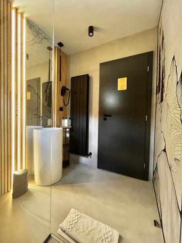 a bathroom with a black door and a sink at Garden Retreat Junior in Bran
