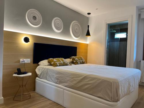 een slaapkamer met een groot bed en een tafel bij San Bernardo Apartamento de lujo con ascensor, Wifi y vistas a Collarada in Jaca