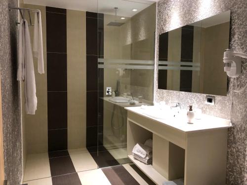 Koupelna v ubytování Nemesis Hotel