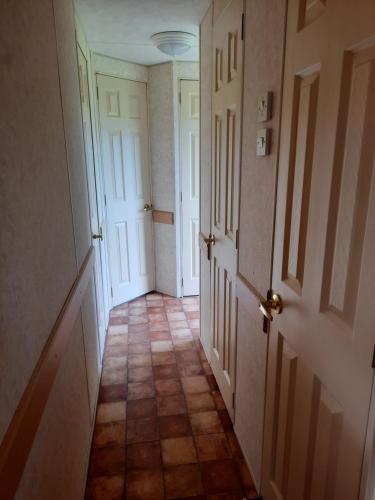 pusty korytarz z dwoma drzwiami i podłogą wyłożoną kafelkami w obiekcie Pod brzózkami w mieście Zastań