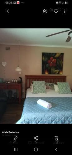 Una foto de un dormitorio con cama en House Ebenezer en Bloemfontein