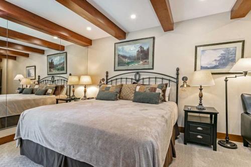 Ένα ή περισσότερα κρεβάτια σε δωμάτιο στο 2 Bedroom Antlers Vacation Rental With Incredible Slopeside Views And Just A Short Walk To Gondola And Lionshead Village