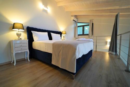 Una cama o camas en una habitación de Moonlight Suites