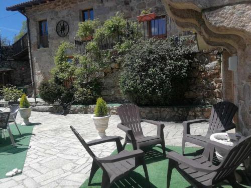 a group of chairs and a table in front of a building at Alcázar Milmanda in Milmanda